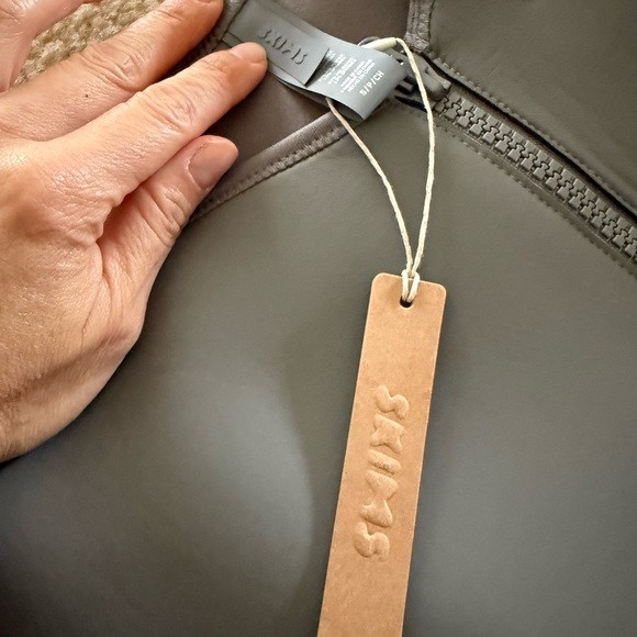 NWT SKIMS RUBBERIZED SCUBA SWIM MINI SKIRT - Picture 6 of 6